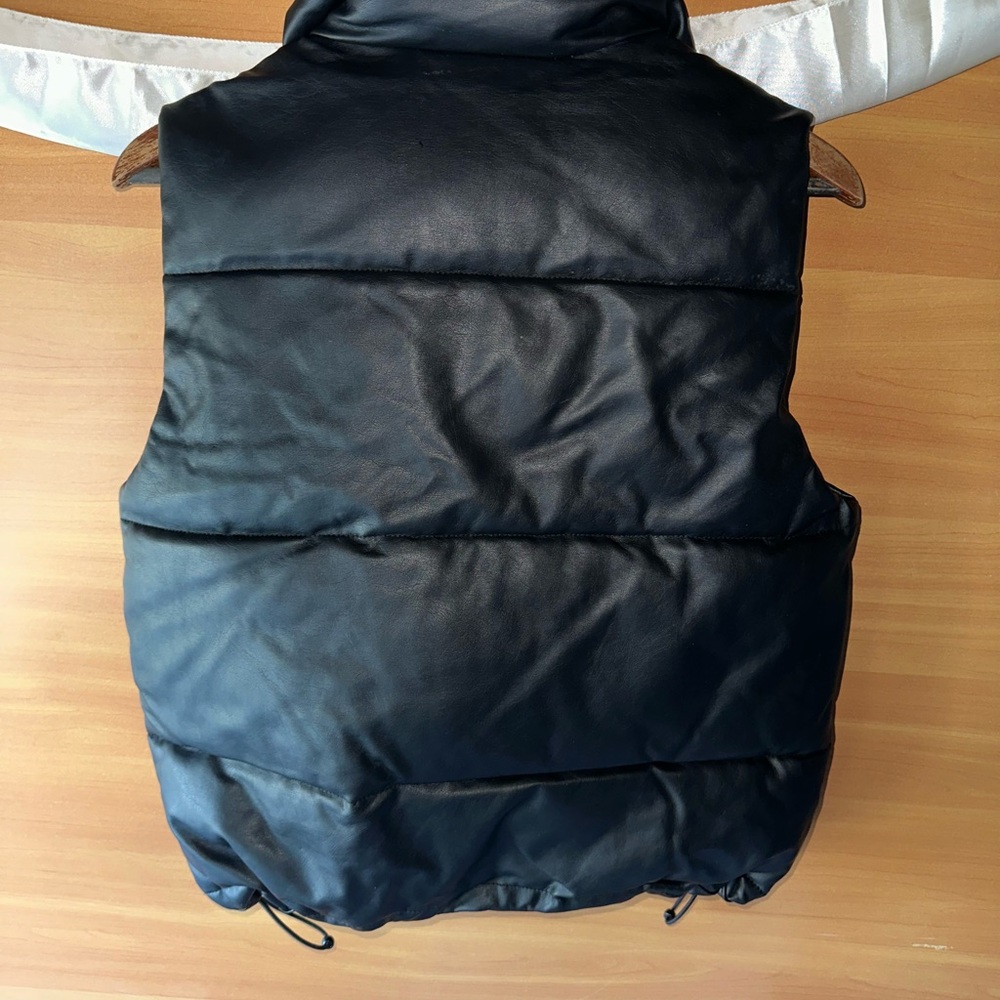 Hollister Black Puffer Vest - Picture 4 of 6
